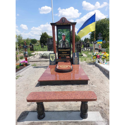 Памятник для военного с колонами